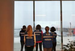 Miembros del GIPEC-IB participan en un simulacro de accidente aéreo con víctimas y familiares en el aeropuerto de palma