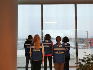 Miembros del GIPEC-IB participan en un simulacro de accidente a&eacute;reo con v&iacute;ctimas y familiares en el aeropuerto de palma
