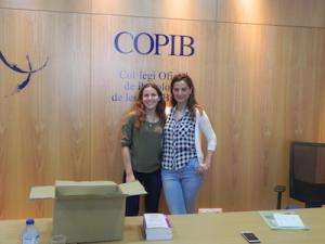 Raquel Herrezuelo, coautora de la publicaci&oacute; "Pioneres: dones que han obert nous camins" regala un exemplar del llibre al COPIB
