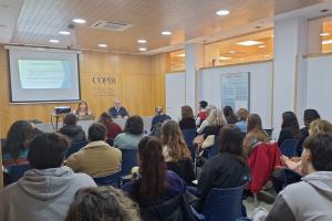 ​El COPIB debate en un coloquio la importancia de facilitar herramientas y apoyo a los j&oacute;venes una navegaci&oacute;n digital segura y saludable