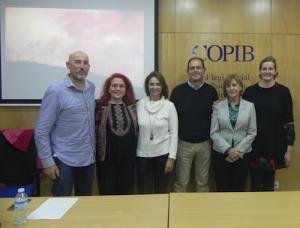 Gran participaci&oacute; en la taula de debat per donar veu als supervivents del su&iuml;cidi