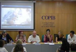 La mesa redonda sobre violencia obst&eacute;trica organizada por el COPIB cosecha un &eacute;xito sorprendente de p&uacute;blico y abre un importnate y necesario debate 