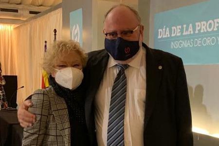 La vicedecana del COPIB asiste a la entrega de insignias del Colegio de M&eacute;dicos de Baleares