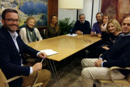 La Junta de Govern presenta al batle Jos&eacute; Hila el projecte del COPIB