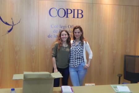 Raquel Herrezuelo, coautora de la publicaci&oacute; "Pioneres: dones que han obert nous camins" regala un exemplar del llibre al COPIB