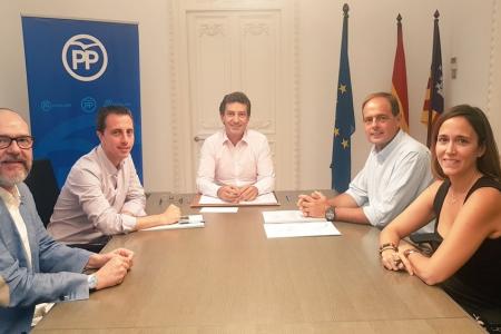 El COPIB es reuneix amb el president del PP balear i representants del partit en el Parlament per cercar suports en la seva defensa de la inclusi&oacute; del professional de la psicologia cl&iacute;nica en Atenci&oacute; Prim&agrave;ria