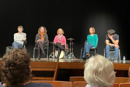 La vocal de Menorca del COPIB participa en un coloquio sobre suicidio con motivo de la representaci&oacute;n &lsquo;No m&rsquo;oblideu mai&rsquo; en el Teatre Orfe&oacute; de Ma&oacute;