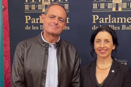 El decano del COPIB asiste al 45 aniversario de la UNED, que anuncia la creaci&oacute;n de una C&aacute;tedra de Prevenci&oacute;n del Suicidio 