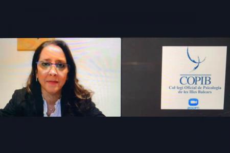 ​Alrededor de medio centenar de profesionales de la psicolog&iacute;a asisten al curso de Apego y sexualidad del COPIB