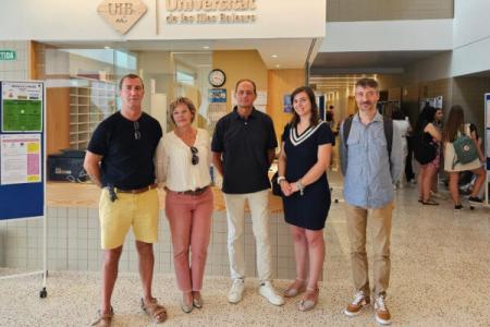 ​Representantes del COPIB acuden a la exposici&oacute;n de p&oacute;sters de las pr&aacute;cticas realizadas por los alumnos de 4&ordm; Grado de Psicolog&iacute;a de la UIB