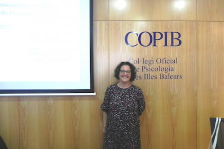 Sonia Justo comparte su experiencia de intervenci&oacute;n psicol&oacute;gica con payasos de hospital en una nueva sesi&oacute;n cl&iacute;nica celebrada en el COPIB