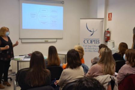 Quince profesionales de Ibiza profundizan en la teor&iacute;a del apego y su relaci&oacute;n con los diferentes estilos de afrontamiento ante las adversidades en la edad adulta