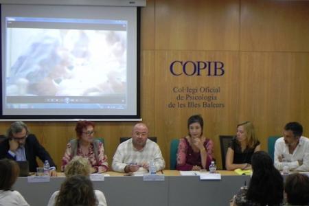 La mesa redonda sobre violencia obst&eacute;trica organizada por el COPIB cosecha un &eacute;xito sorprendente de p&uacute;blico y abre un importnate y necesario debate 