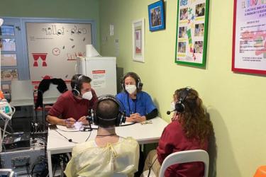Emissi&oacute; del programa Tentol d'IB3 R&agrave;dio des de la unitat d'oncohematologia pedi&agrave;trica de l'hospital de Son Espases