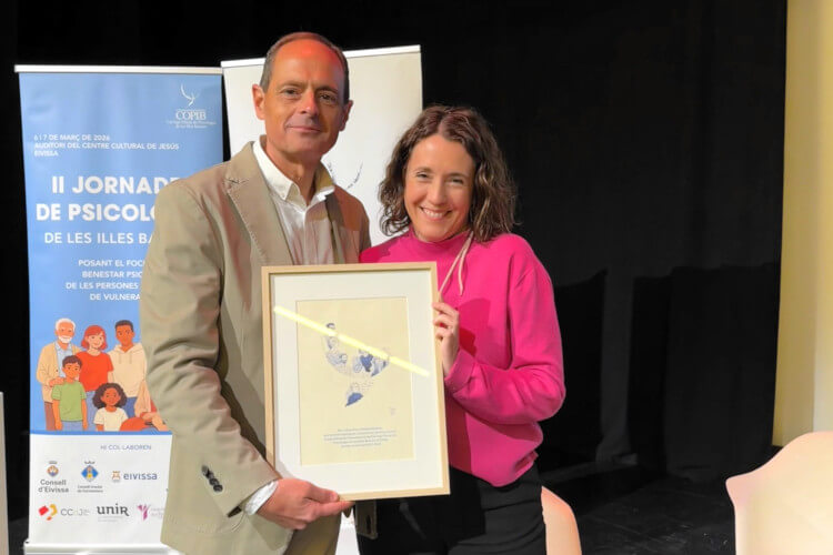 ​El COPIB reconeix el treball d'Ana Pall&aacute;s Miralles a favor de la cohesi&oacute; i visibilitat de la professi&oacute; a les Piti&uuml;ses